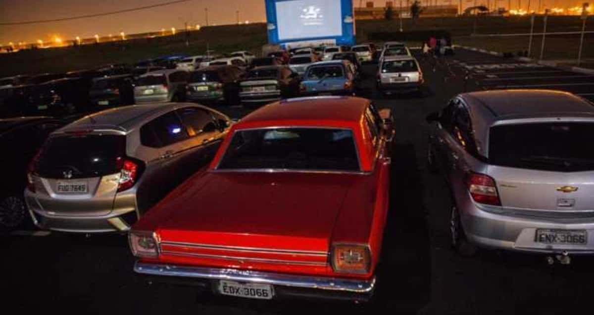 Cine drive in tem sessões de cinema ao ar livre dentro do carro