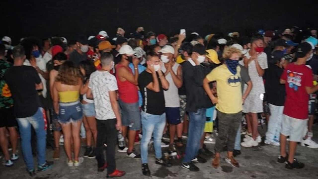 Pol Cia Interrompe Festa Clandestina Pessoas Na Zona Sul De Sp