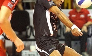 Ex-atleta da Seleção Brasileira, Serginho ensina vôleibol no Sesc Consolação.