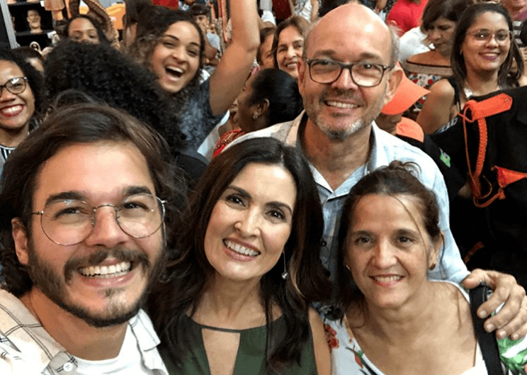 Fátima Bernardes aparece em foto ao lado dos sogros e do namorado