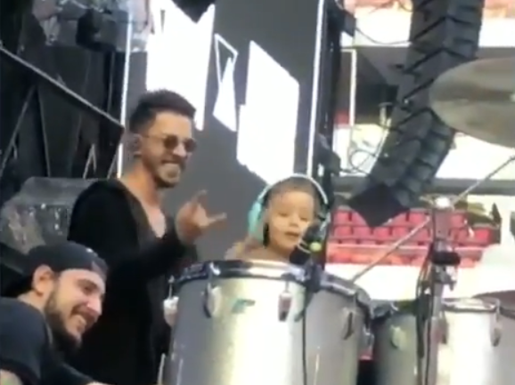 Filho De Junior Rouba Cena E Toca Bateria No Palco