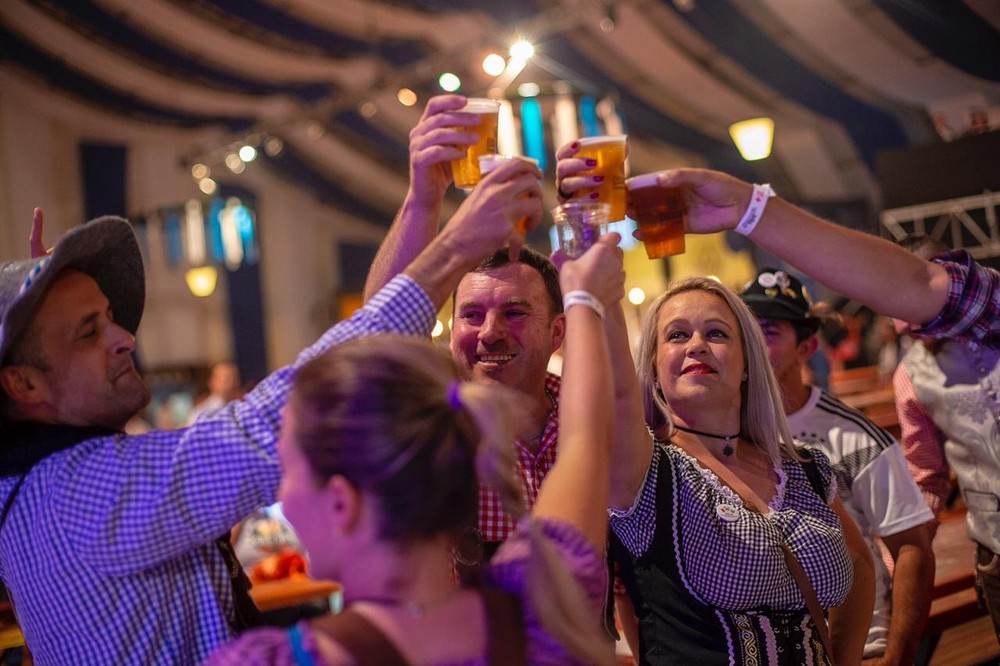 São Paulo Oktoberfest reúne cerveja artesanal culinária típica e arte