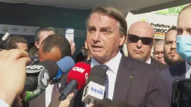 Bolsonaro ataca repórter da CNN e grita Para de fazer pergunta idiota