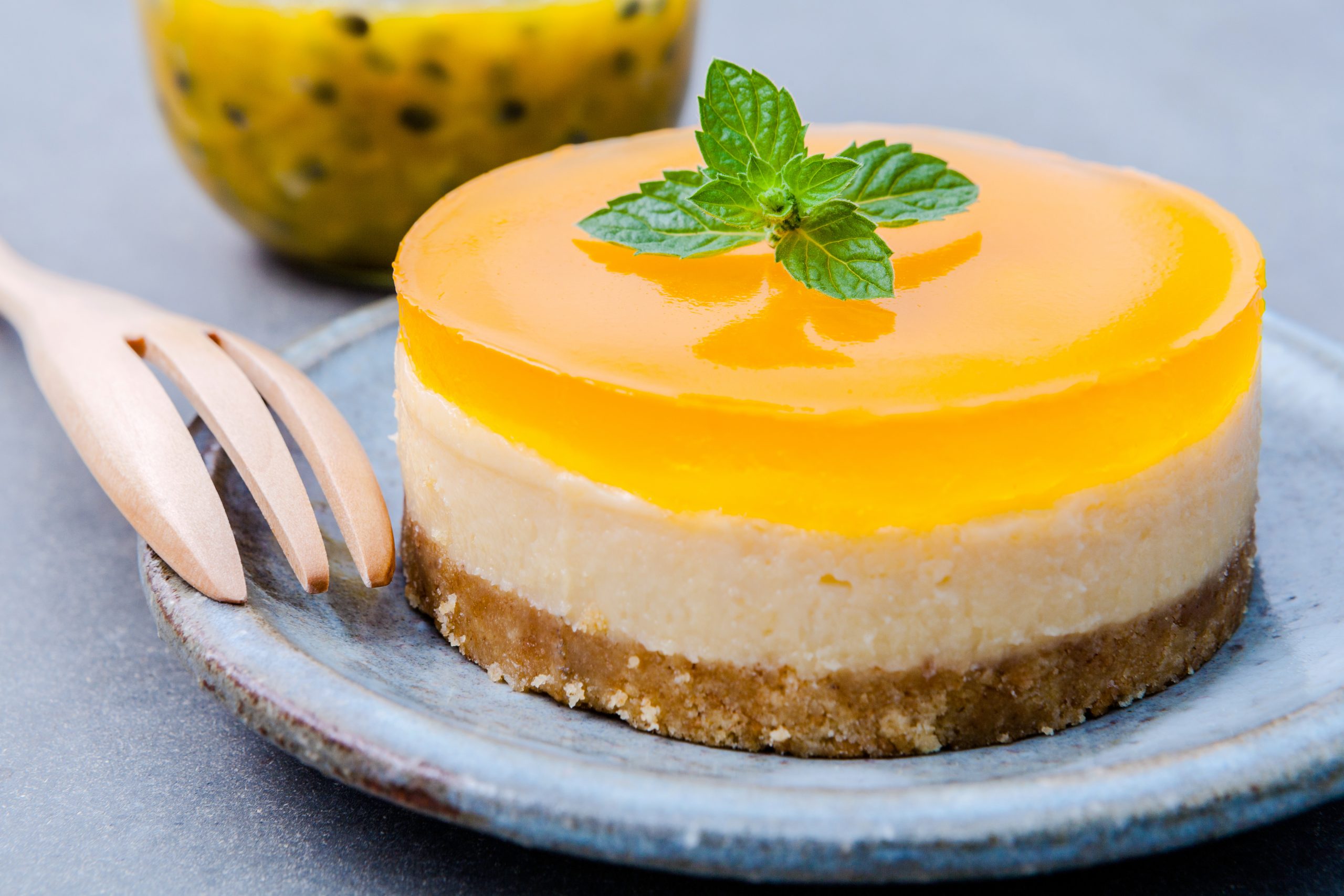 Torta mousse de maracujá calda bem cremosa e fácil de fazer