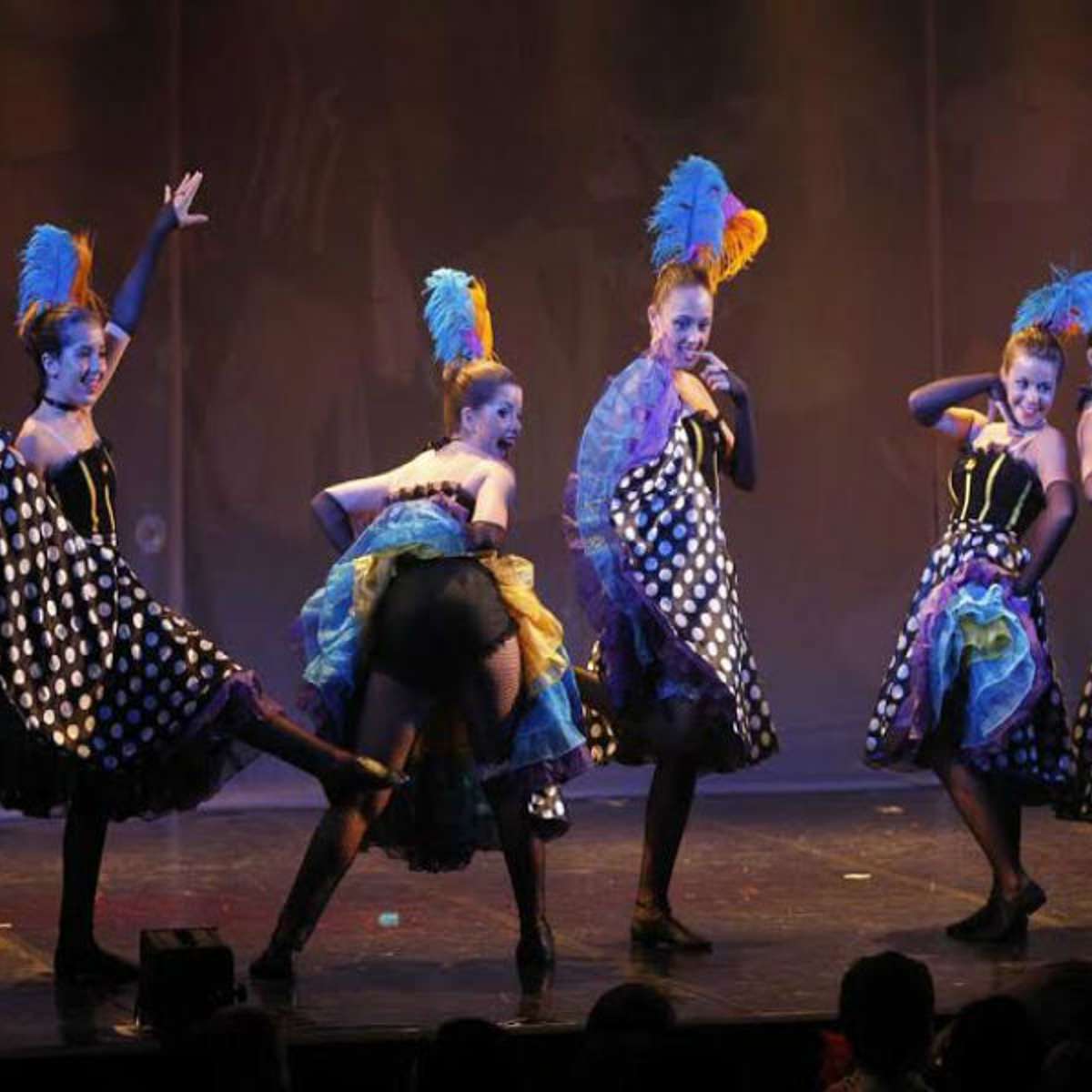 Bailarinas realizam espetáculo de ritmos brasileiros no shopping Rio Design  Barra