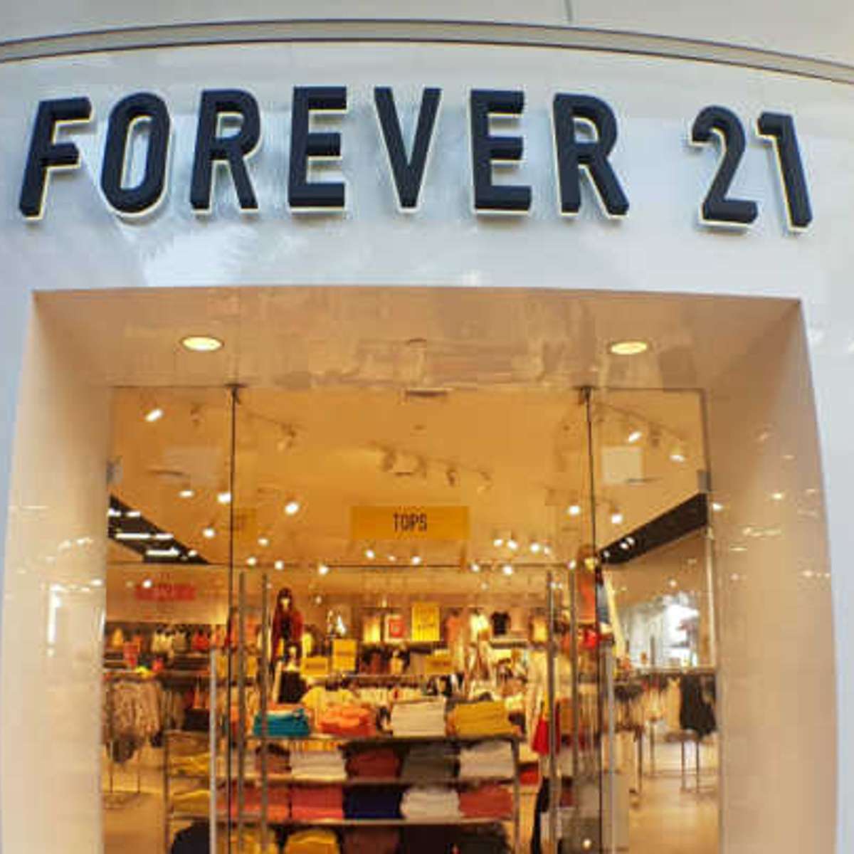 Forever 21 no Catarina Outlet, em SP, tem roupas de R$ 5 a R$ 50