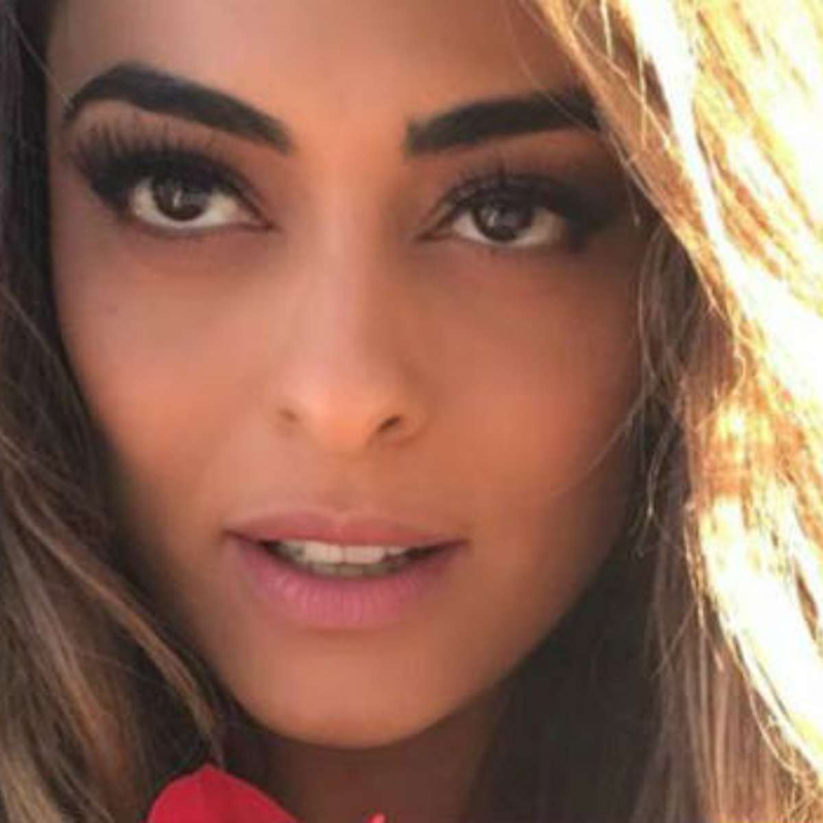 Vestido de Juliana Paes em casamento de Isis Valverde polemiza