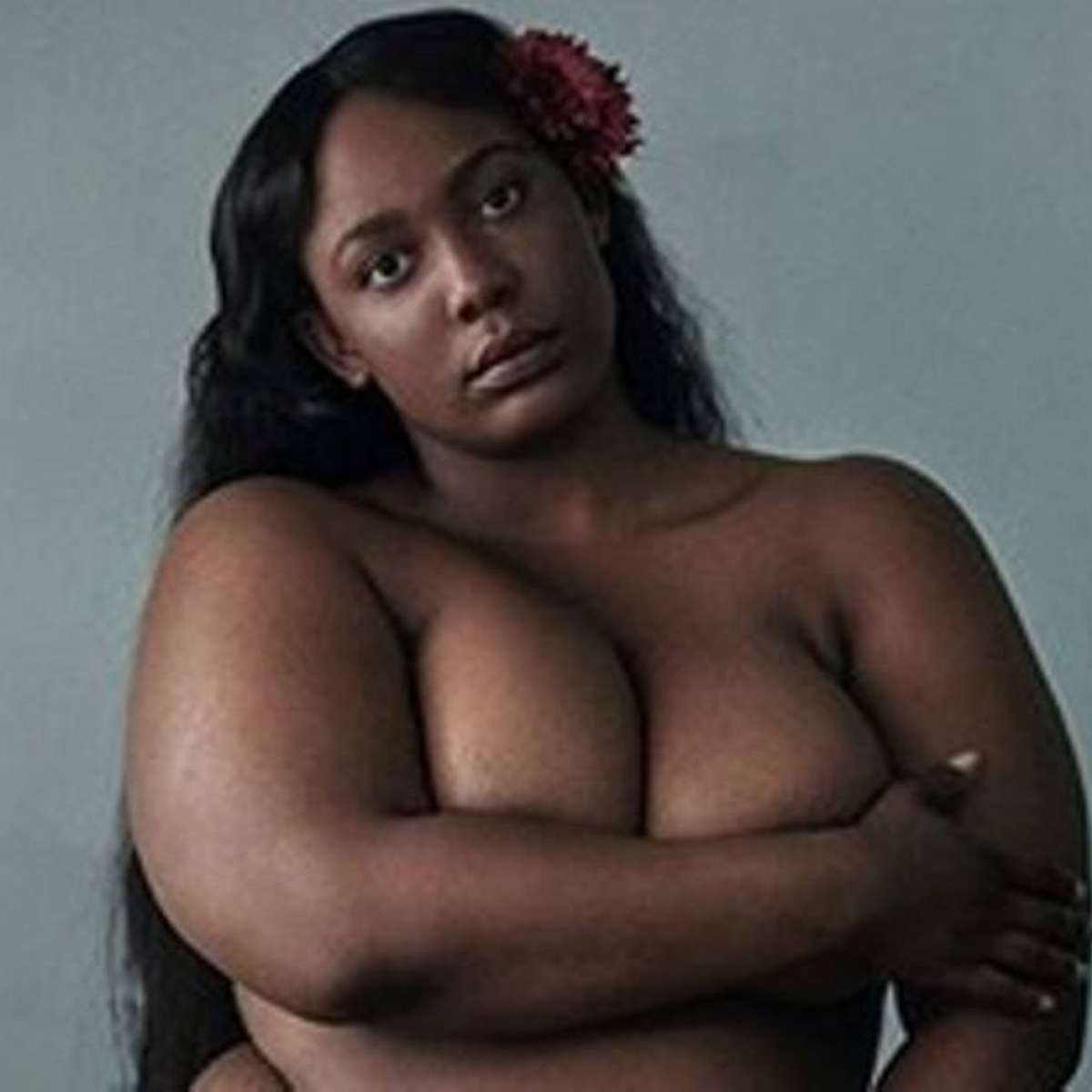 Nua, modelo brasileira plus size posa para Mario Testino