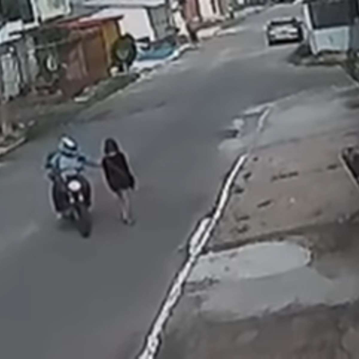 Motoqueiro dá meia-volta em rua só para apalpar seios de mulher