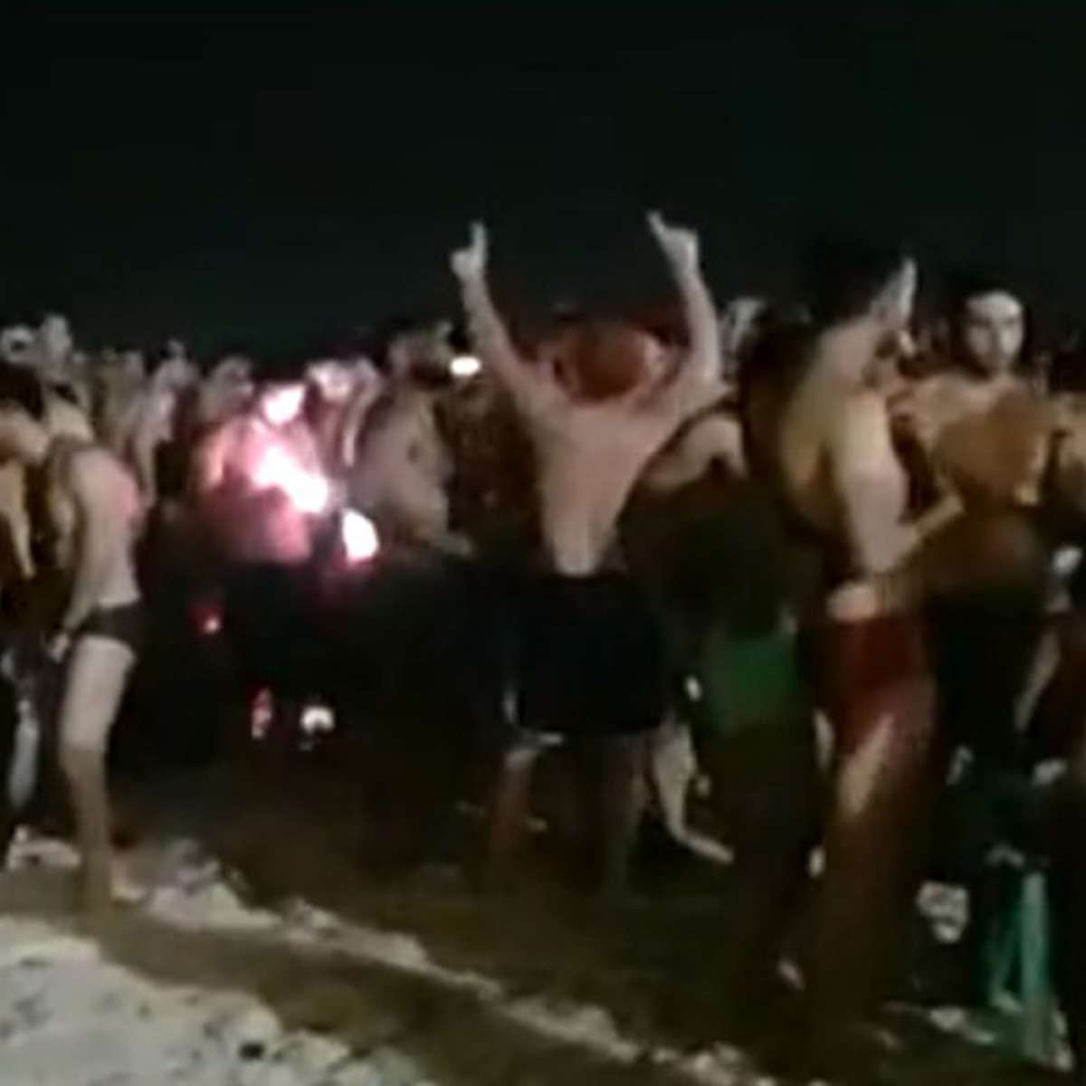 Festa com aglomeração toma conta da praia de Ipanema no Rio