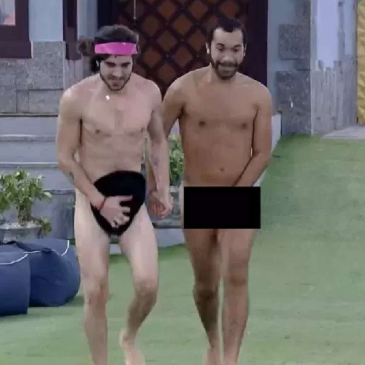 BBB 21: Gilberto e Fiuk dão selinho e pulam pelados na piscina