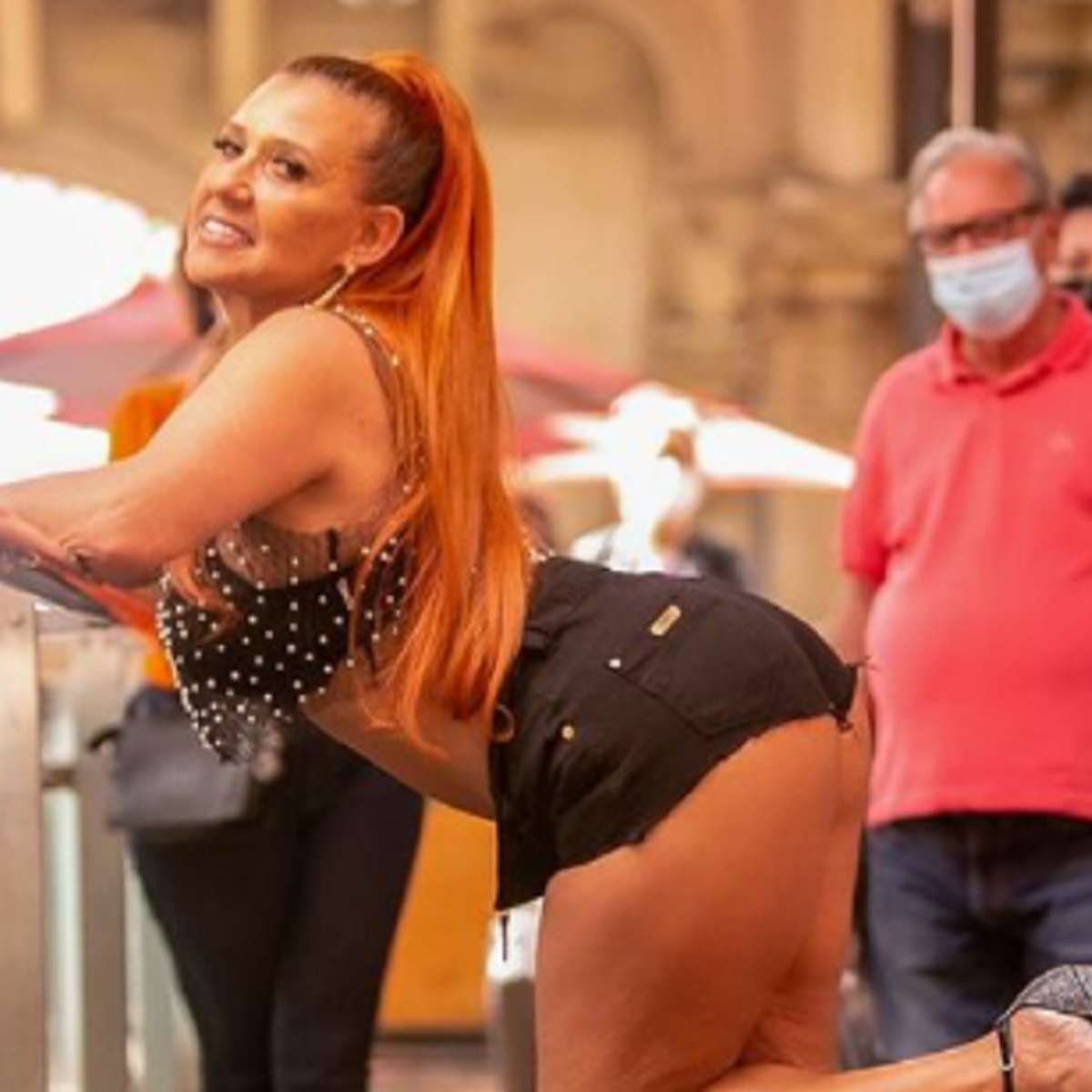 Rita Cadillac entra para site adulto e fã pede foto no caixão