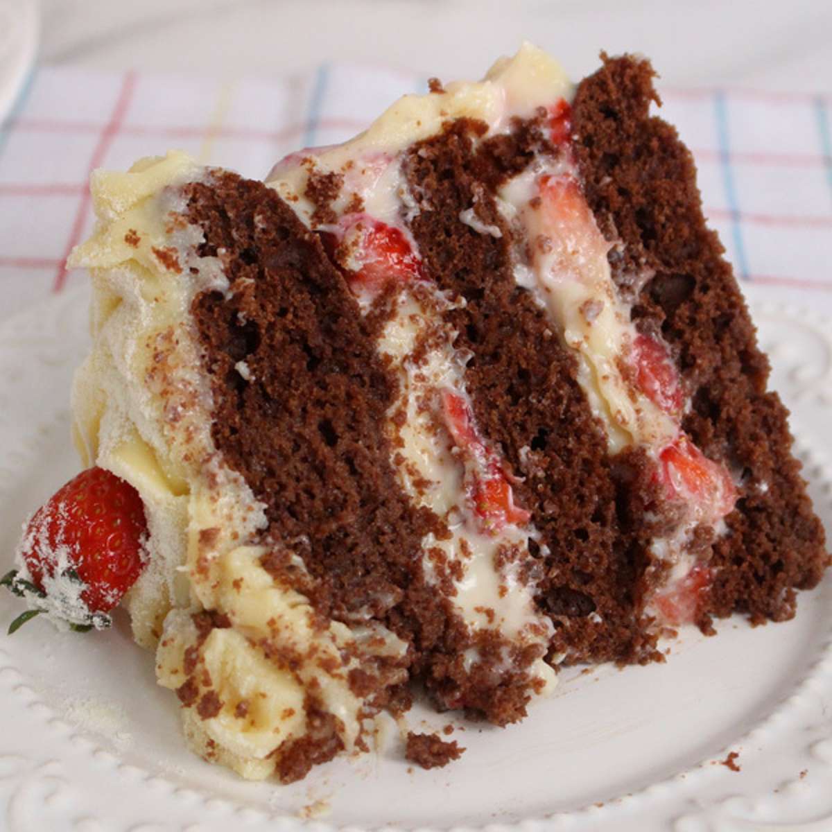 Bolo de chocolate com leite em pó e recheio cremoso