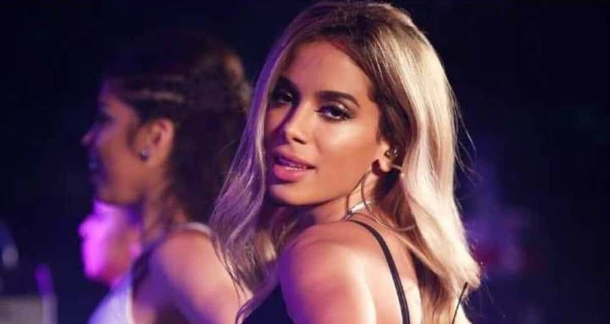 Anitta posa ao natural e exibe fotos sem maquiagem