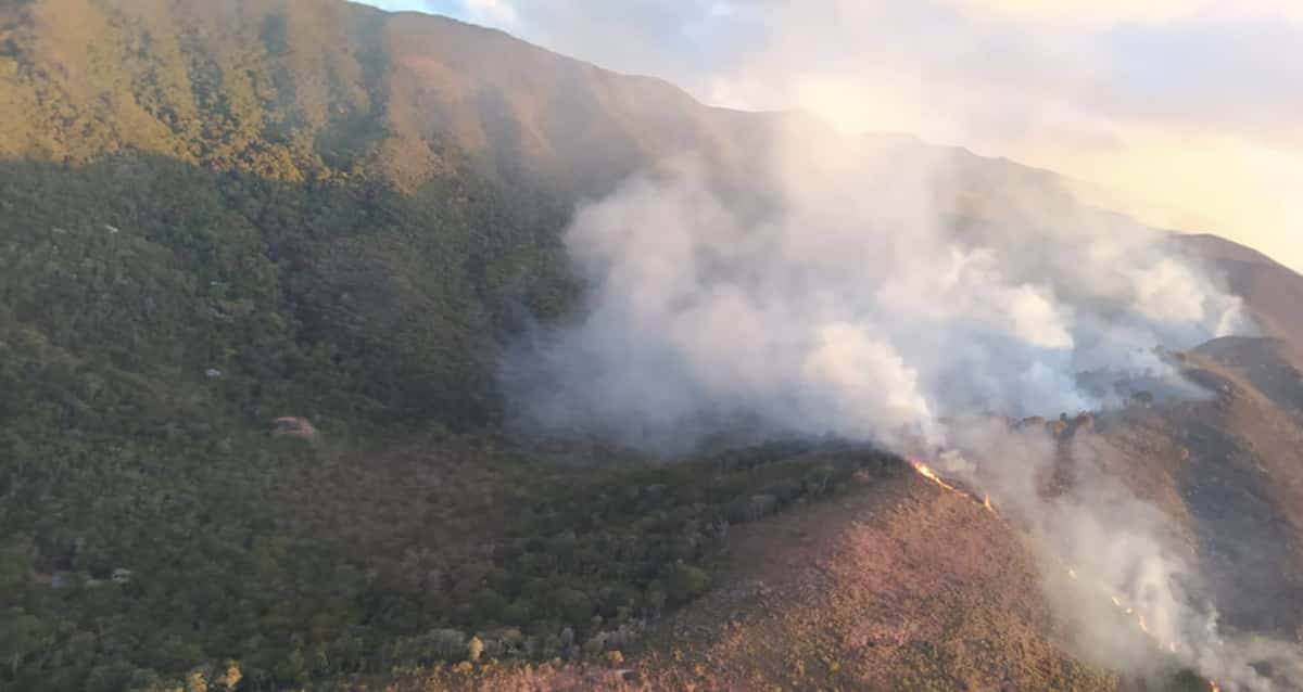 Incêndio de grandes proporções atinge reserva ambiental, em