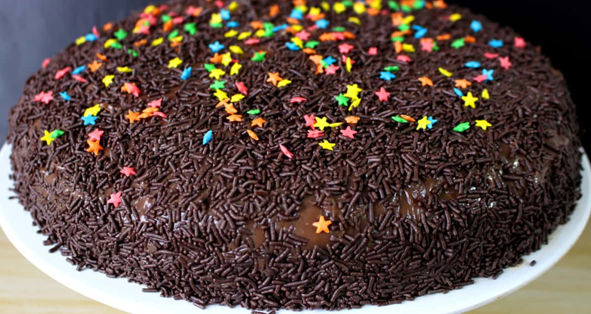 BOLO DE ANIVERSÁRIO CASEIRO DE CHOCOLATE BRIGADEIRO