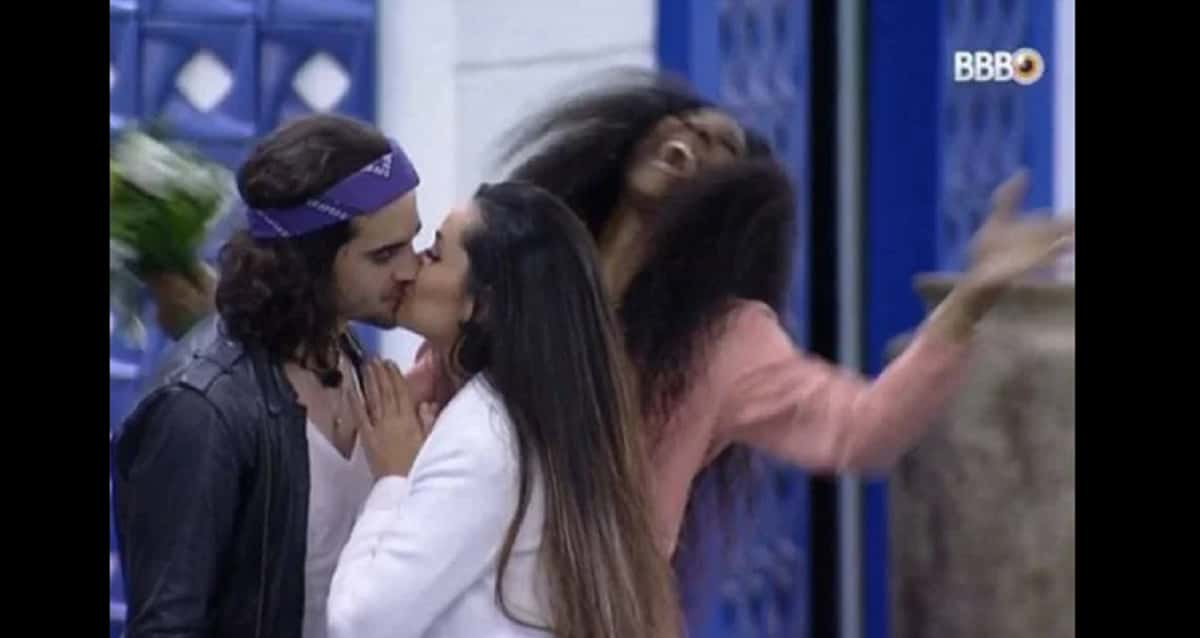 Bbb 21 Juliette E Fiuk Dão Beijinho Em Casamento Celebrado Por Camilla