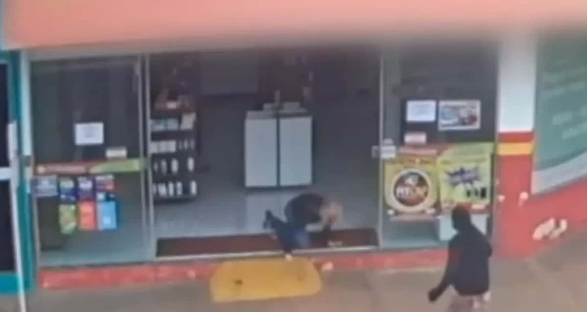 MT Vídeo mostra mulher pedindo socorro após ser baleada pelo ex