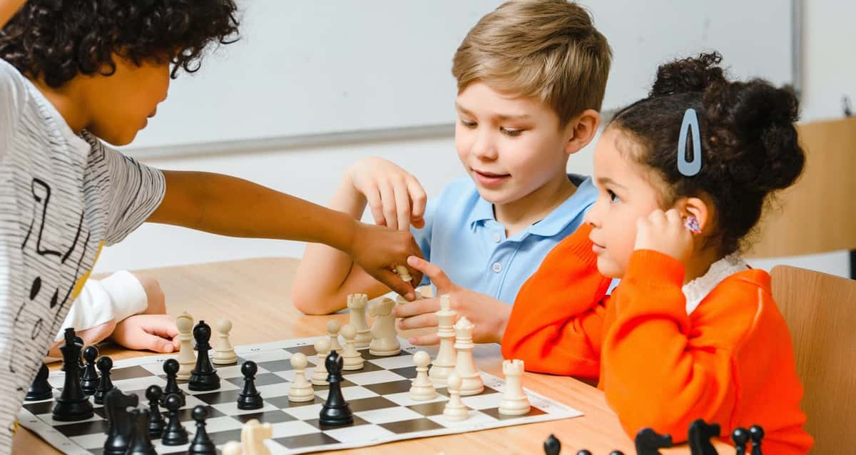 Mais pais estão matriculando seus filhos em programas de xadrez on-line  para ajudá-los a aumentar o foco e a criatividade - Xadrez Forte