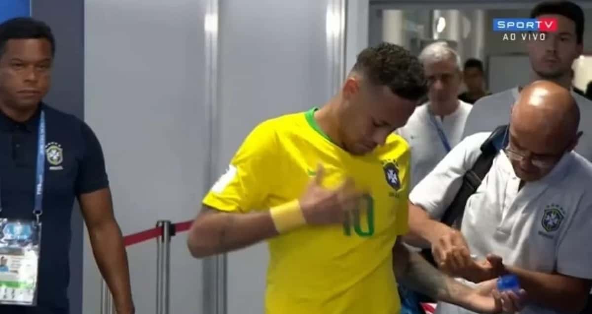 Nem esperou o intervalo: Neymar quase perde a camisa e rende