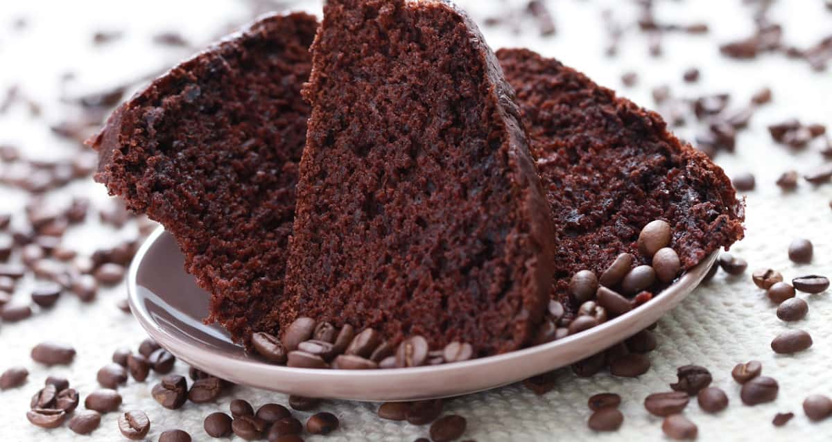 Desfrute da delícia de um bolo de chocolate com cobertura de