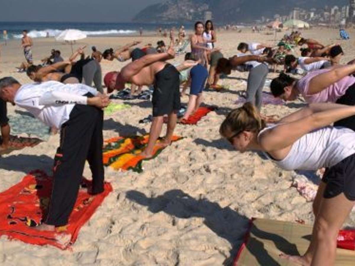 Faça um aulão de yoga na praia
