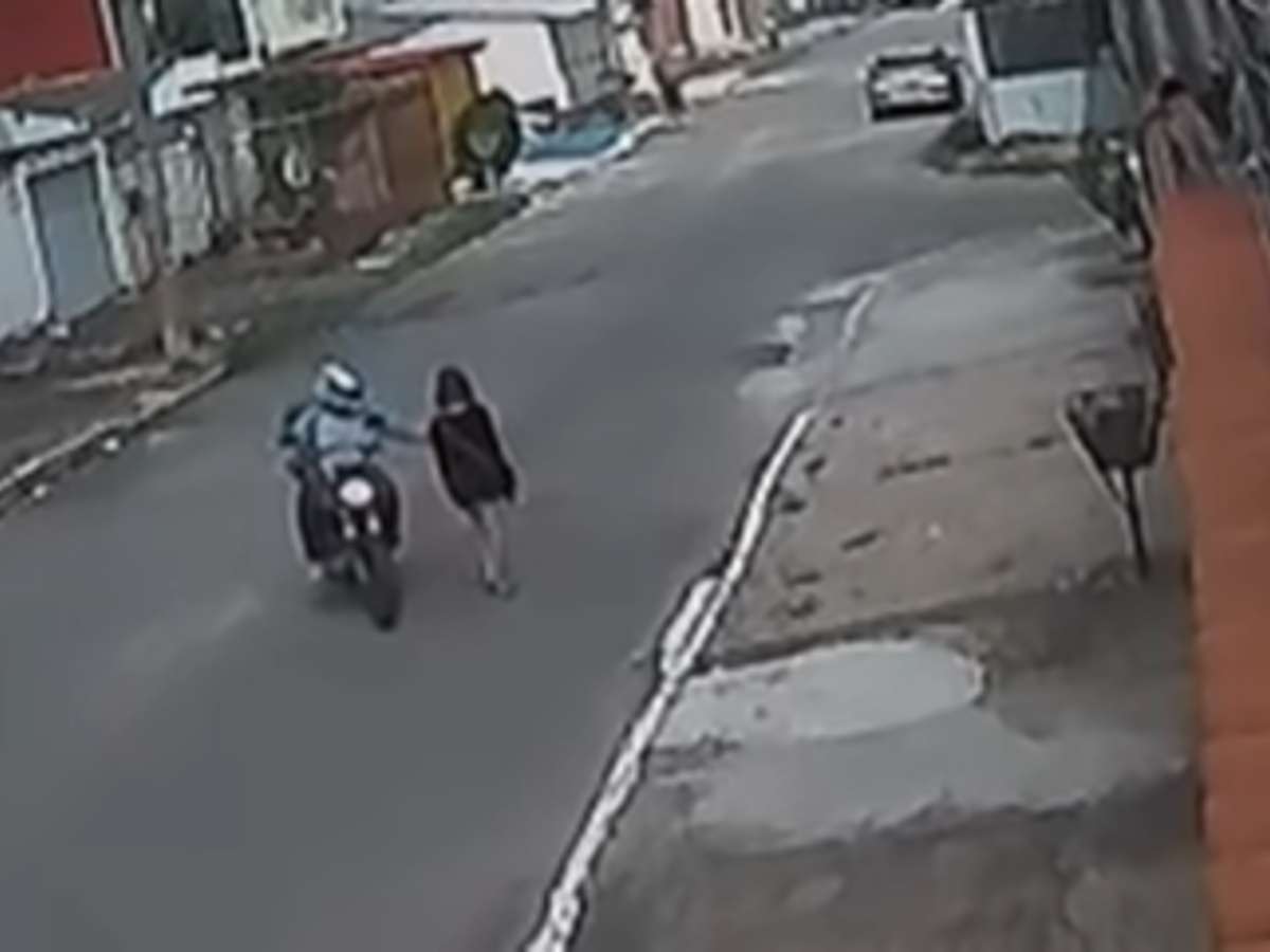 Motoqueiro dá meia-volta em rua só para apalpar seios de mulher