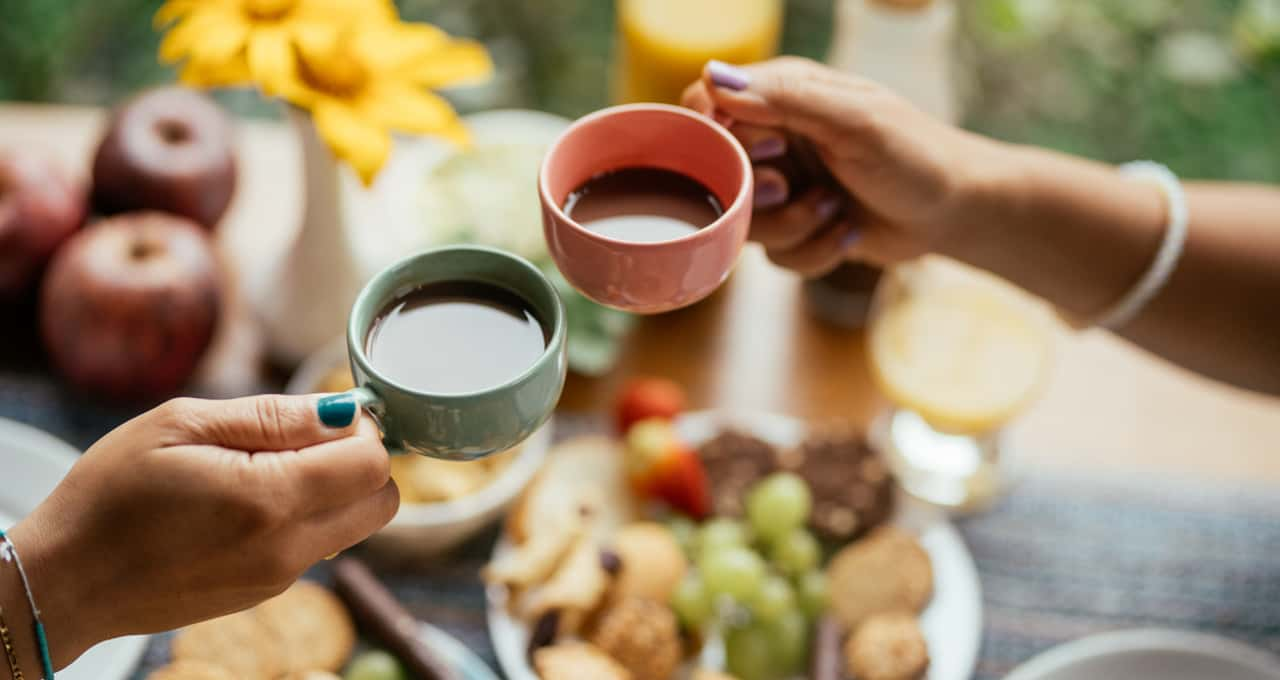 Tomar café da manhã mais tarde reduz picos de açúcar no sangue em diabéticos