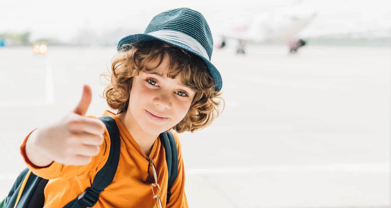 A partir de que idade crianças podem viajar sozinhas de avião?