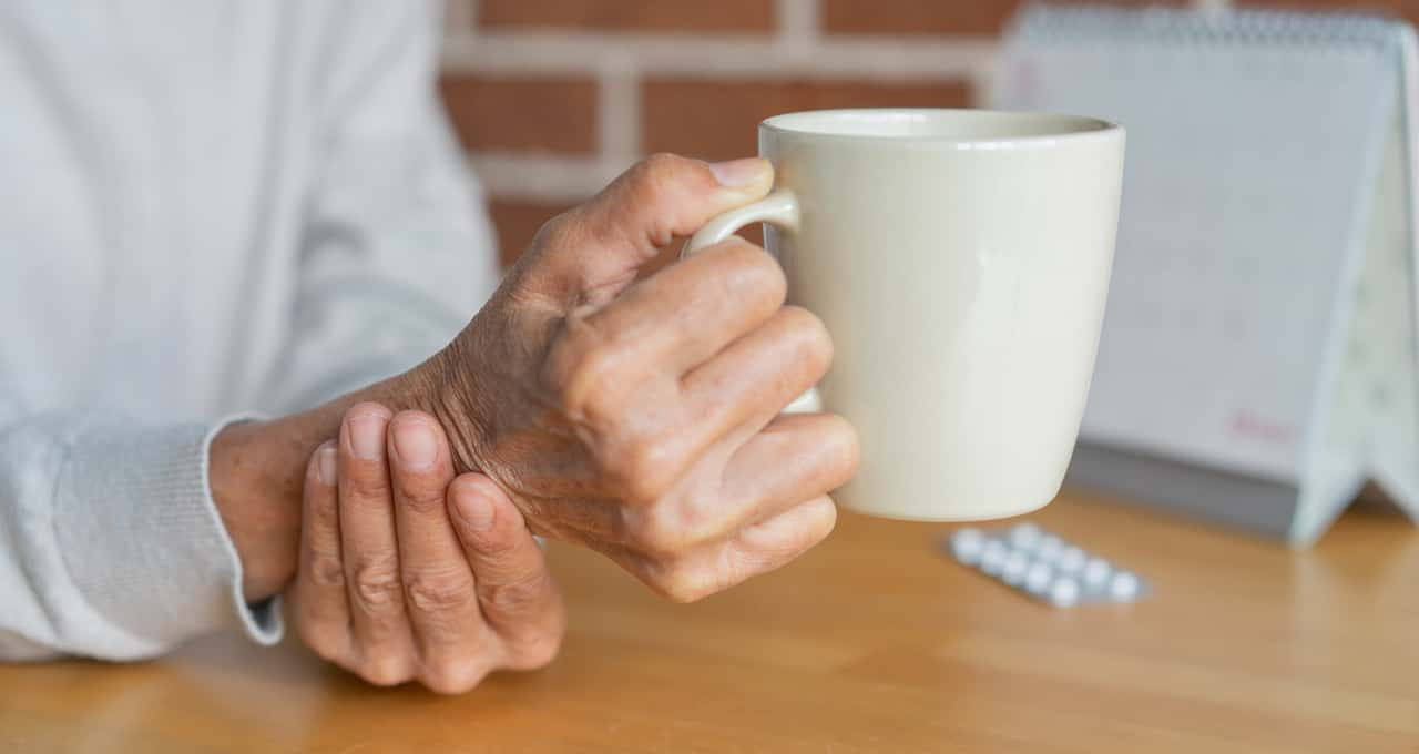 Tremores não são os únicos sintomas de Parkinson: aqui estão outros sinais para ficar atento