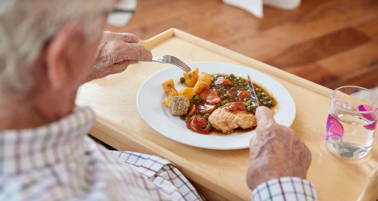 Estudo alerta para dieta que causa estrago no cérebro de idosos em poucos dias