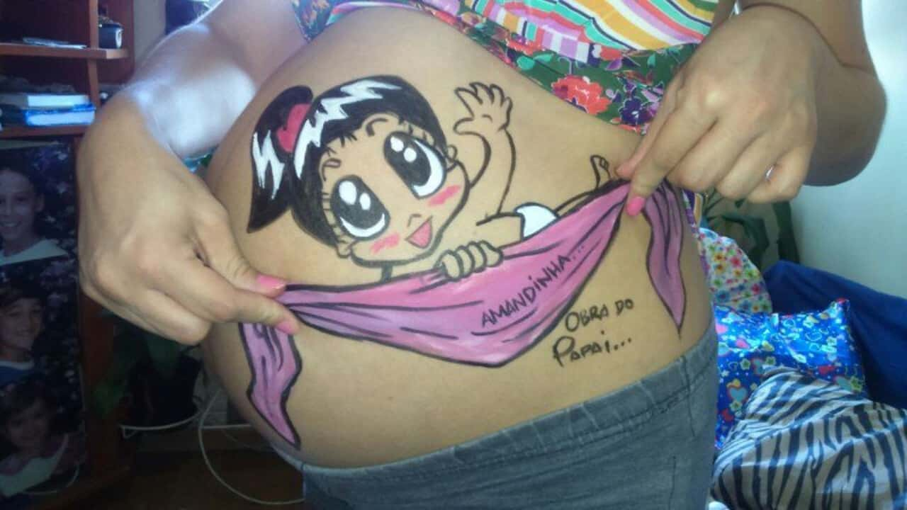 Pai faz desenhos divertidos de sua filha na barriga da mãe