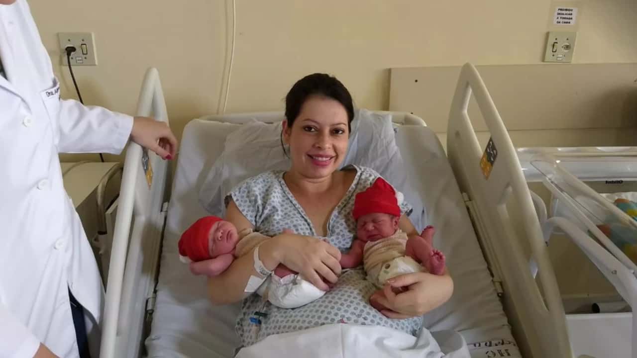 Parto natural: mãe dá à luz gêmeos com sete horas de intervalo