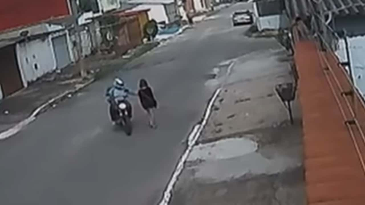 Motoqueiro dá meia-volta em rua só para apalpar seios de mulher