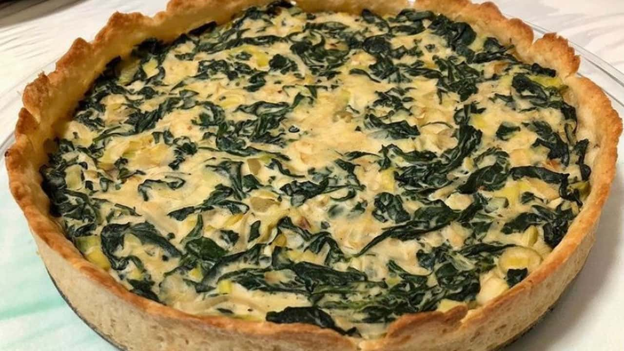 Quiche vegana de alho-poró com espinafre