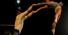 Acrobacias circenses no palco do Sesc Pompeia com o espetáculo “2 & ½”