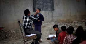 Escola grátis que funciona debaixo de uma ponte leva educação a crianças pobres da Índia