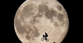 Fotógrafo recria cena de voo com bicicleta do filme E.T.