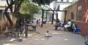 Moradores transformam passagem abandonada em praça pública com mini-quadra, playground, anfiteatro e internet