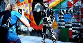 Na contramão dos graffitis tridimensionais, artista incorpora modelos vivos à parede