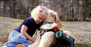 Cachorro é treinado para carregar oxigênio para ajudar menina