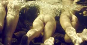Fotógrafa faz ensaio delicado com mulheres nuas submersas