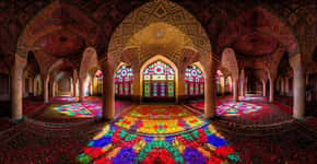 Veja o espetáculo de luzes da ‘Mesquita Rosa’, no Irã