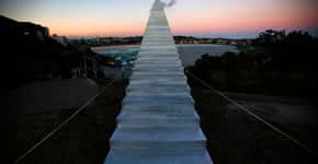 Artista cria escada infinita que vai até o céu