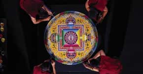 Monges tibetanos criam mandalas de areia colorida pelo mundo