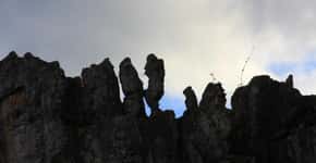 Minas tem gruta com paredões de rochas pontudas e cânion