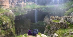Caverna das Três Pontes, no Líbano, ganha cachoeira quando neve derrete