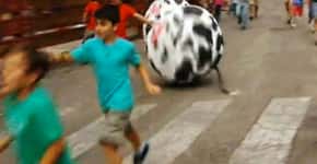 Cidade espanhola substitui touros por bolas gigantes em corrida tradicional