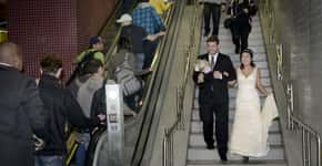 Casal vai de metrô ao próprio casamento; confira outros casórios criativos