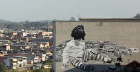 Usando fuligem, Alexandre Orion cria mural gigante de criança destruindo casas no Grajaú